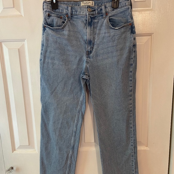 Abercrombie & Fitch Ultra High Rise Ankle Straight Jean - Picture 1 of 4